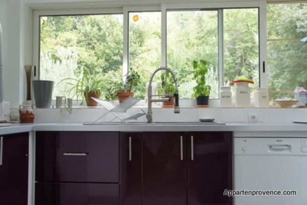 Cuisine entièrement équipée, avec vue sur la piscine