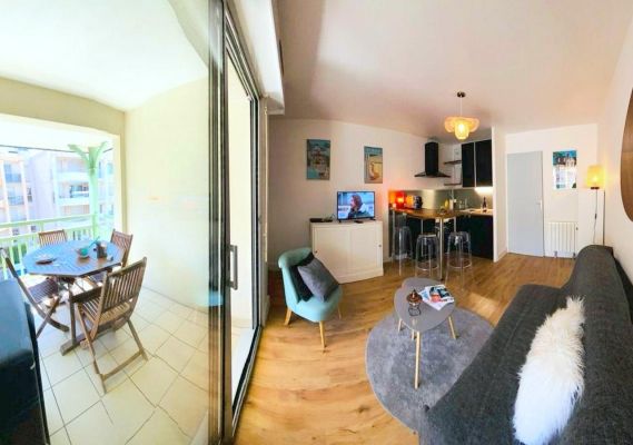 Cuisine fermée, équipée avec four et lave linge