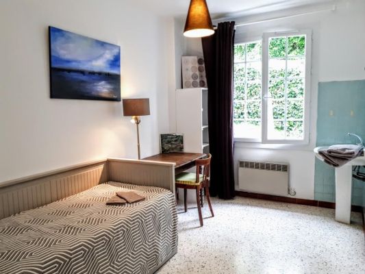 Chambre avec lit simple (gygogne) et lavabo