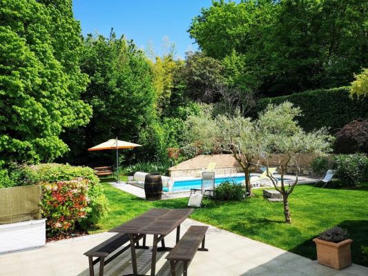 Terrasse et jardin, vue sur la piscine