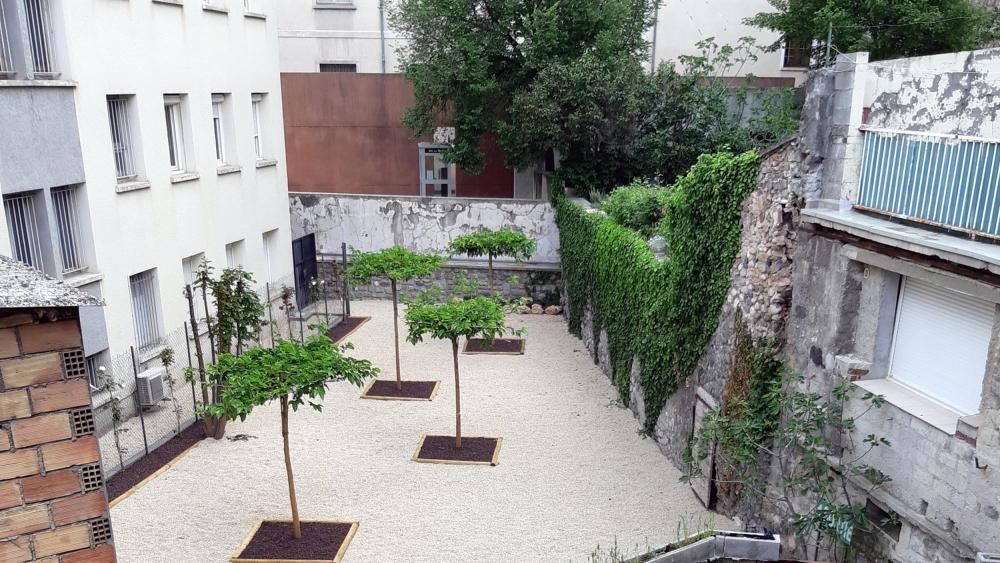 Vue sur la cours de l'appartement de vacances digne les bains